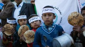 اطفال في غزة يتضامنون مع المحاصرين في مخيم اليرموك - ا ف ب