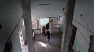 لاجئون سوريون يلوذون بسجن تركي مهجور في بلدة أقجة قلعة الحدودية بعد تصاعد حدة القصف بالبراميل المتفجرة على حلب (الأضول)