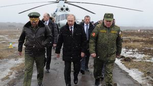 بوتين مع وزير الدفاع يتفقدان القوات العسكرية - ا ف ب