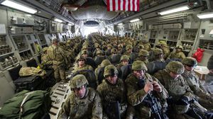 جنود أمريكيون على متن طائرة عسكرية - الجيش الأمريكي - أمريكا