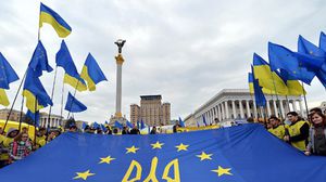 متظاهرون أوكرانيون مؤيدون للانضمام إلى الاتحاد الأوروبي (أ ف ب)