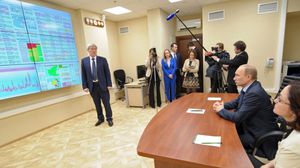 فلاديمير بوتين في زيارة لمركز التحقيقات المالية في موسكو لدراسة كل الاحتمالات المستجدة- ا ف ب 