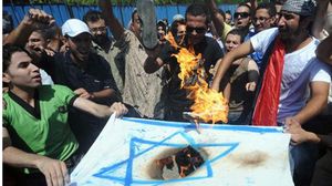 متظاهرون مصريون يحرقون العلم الاسرائيلي - (أرشيفية)