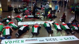الناشطات افترشن أرض مطار القاهرة احتجاجا - تويتر