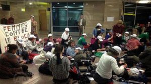 ناشطات معتصمات في مطار القاهرة ضد إجراءات السلطات المؤقتة - الأناضول
