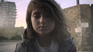 صورة الطفلة في الفيديو بعدما تحولت حياتها إلى جحيم