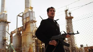 مسلح يحرس إحدى المنشآت النفطية في ليبيا - (أرشيفية) أ ف ب
