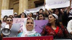 لبنانيات من مختلف الأعمار يشاركن في التظاهرة - الأناضول
