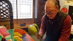 الياباني سابورو ساكاموتو يمضي وقته في دار المسنين في يوكوهاما (أرشيفية) - أ ف ب