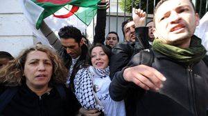 متظاهرون جزائريون ضد ترشيح بوتفليقة (أرشيفية) - ا ف ب