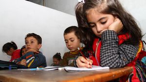 سوريون يحولون مستودعا إلى مدرسة في تركيا - الأناضول