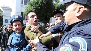 اعتقال متظاهرين ضد ترشح بوتفليقة في الجزائر - ا ف ب