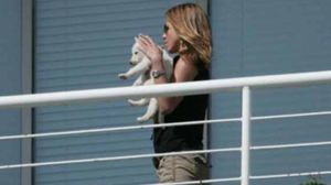 الممثلة أنيستون مع إحدى كلابها - (أرشيفية)