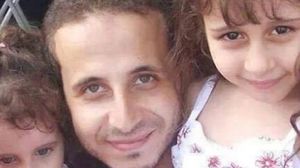 المحامي كريم حمدي بين أبنائه قبل الوفاة - أرشيفية