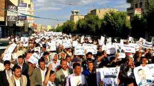 رفع المتظاهرون صور ناشطين قتلوا تحت التعذيب في معتقلات الحوثي - عربي21