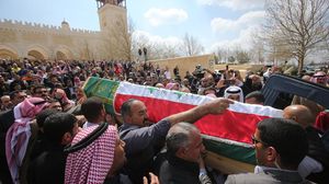أحيط جثمان الضاري بالعلم العراقي وسط حضور لافت لعلماء وسياسيين أردنيين وعراقيين - الأناضول