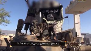 مقاتلو أنصار الشريعة يرفعون رايتهم على دبابة للجيش اليمني - يوتيوب