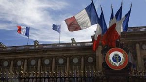 تقول الصحيفة إن الحكومة الفرنسية تستغل المخاوف الأمنية لتمرير قانون مثير للجدل