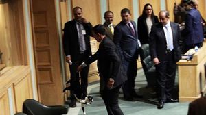 موظف البرلمان تعرّض لعضة "قط البرلمان" بعد إخراجه من ذيله - فيسبوك
