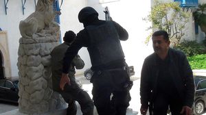 الأمن التونسي في أثناء إجلاء الرهائن من متحف باردو - الأناضول