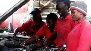 تنوي الحكومة السنغالية تأهيل 10 آلاف شاب سنويا في مهنة الميكانيكا - أرشيفية
