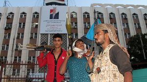 عناصر من المقاومة الشعبية على أبواب القصر الرئاسي في عدن ـ أرشيفية
