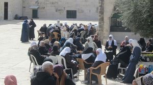 نساء مقدسيات يرابطن في باحة المسجد الأقصى - أرشيفية