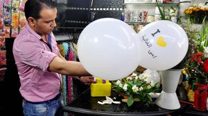 بائع في غزة ينسق هدايا للاحتفال بيوم الأم - الأناضول