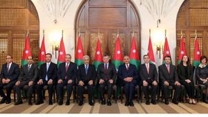 الملك الأردني مع اعضاء الحكومة الجدد - مواقع أردنية