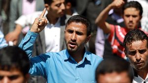 الحوثيون وقوات الأمن فضوا التظاهرات في تعز بالغاز المسيل والرصاص الحي ـ أ ف ب 
