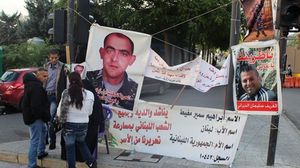 ينفذ الأهالي اعتصامات دائمة للمطالبة بالتفاوض لإطلاق سراح أبنائهم - عربي21