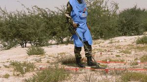 جندي موريتاني يبحث عن الألغام في الصحراء الشمالية