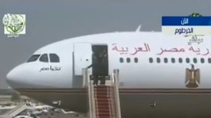 سلم الطائرة تعطل أثناء نزول السيسي منها في الخرطوم - يوتيوب