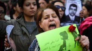 نساء مصريات يتظاهرن احتجاجا على مقتل الناشطة شيماء الصباغ - أ ف ب