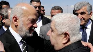 الجعفري يعانق وزير الخارجية السوري وليد المعلم ـ أ ف ب 