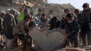 الحوثيون يرفعون أنقاض مواقعهم العسكرية بعد قصفها - أ ف ب