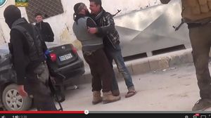المقاتل خلال استقباله من قبل جيرانه في حيه - يوتيوب