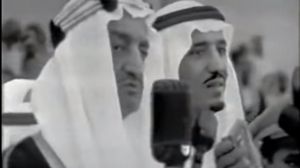 الملك سلمان بجانب الملك فيصل في أثناء إلقائه الخطبة - يوتيوب