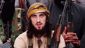 مقاتل فرنسي عرض تنظيم الدولة صورته في أحد إصداراته - يوتيوب