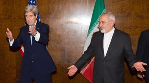 وزير الخارجية الأمريكي كيري ونظيره الإيراني ظريف - ا ف ب