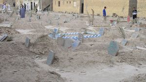 الأهالي يدفنون التلاميذ الذين قتلوا في قصف الطائرات العراقية - عربي21