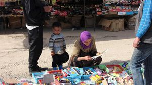 سوق السبت البقاعي يقصده السوريون واللبنانيون لتأمين احتياجاتهم اليومية - الأناضول