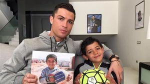 وأرفق نجم ريال مدريد هذا المنشور بصورته هو ونجله جونيور وهو ممسك بصورة للطفل السوري- أرشيفية