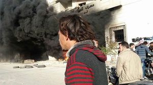 الغاضبون أضرموا النار داخل مقر لجبهة النصرة في المدينة وحرروا 4 مختطفين لديها ـ تويتر