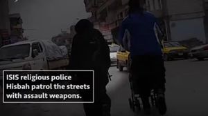 زوجة أحد عناصر تنظيم الدولة تحمل السلاح في شوارع الرقة - يوتيوب