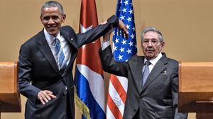 أوباما فشل في عمل حركته المعتادة مع زعماء العالم مع نظيره كاسترو ـ أ ف ب 