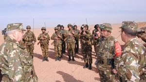 قائد أركان الجيش الجزائري يتفقد جنوده بالصحراء- أرشيفية