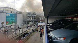 مشهد الانفجارين اللذين وقعا بصالة المغادرين في المطار- تويتر