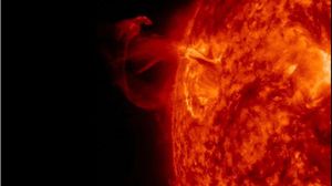 خيوط شمسية وألسنة لهب بشكل دائري رصدتها ناسا في صور لا يمكن رؤيتها بالعين المجردة ـ يوتيوب
