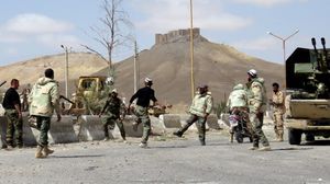جنود النظام يلعبون الكرة بعد استعادة المدينة من تنظيم الدولة سابقا - أ ف ب